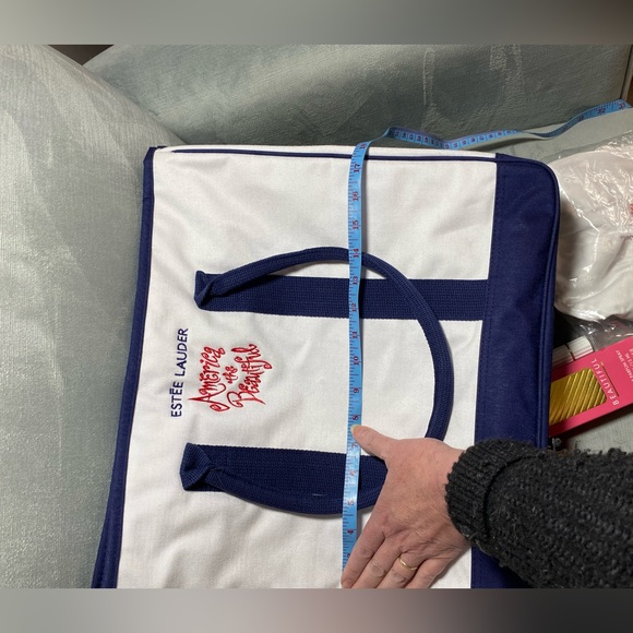 Estée Lauder NWT tote with full size products lipstick, self tanning spray,more - Picture 17 of 17